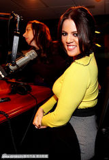 组图：卡黛珊三姐妹做客电台录制圣诞特别节目