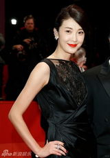 组图：倪景阳露背装亮相柏林闭幕式红毯