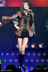 组图：少女时代等参加音乐会 俏丽演出性感抢眼