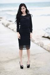 组图：Angelababy黑裙拍写真 高跟鞋抢眼