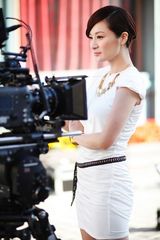 组图：方龄工作花絮照曝光 知性主播气质逼人
