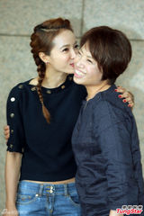 组图：蔡依林母亲节献吻妈妈 避谈绯闻