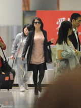 组图：李湘深夜抵京 身材丰满老板范十足