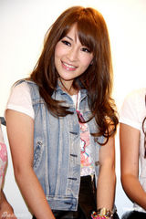 组图：萧亚轩短裙性感亮相 承认桃花旺追求者多