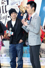 组图：马浴柯助阵《盗马记》首映礼 潮装祝大卖