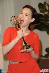 组图：曾宝仪亲吻迟来金钟奖 避谈父亲辞会长