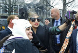 组图：Lady Gaga黑裙亮相哈佛 成立基金会