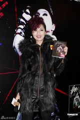 高清图：杨千嬅香港签唱 皮草华丽艳光四射