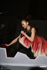 组图：王菀之香港办首场个唱 容祖儿方大同捧场