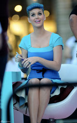 组图：凯蒂佩里蓝发爆乳似芭比 斗鸡眼表情鬼马