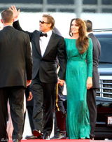 高清图：朱莉闪片绿裙华丽 皮特墨镜遮面耍个性