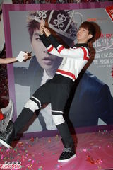 组图：炎亚纶香港歌迷会心型手势大献爱心