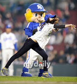 组图：韩组合Sistar孝琳与滑冰公主金妍儿任开球手