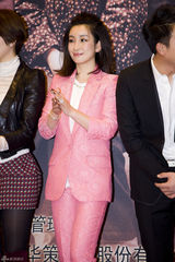 组图：秦海璐出席活动桃粉造型娇艳欲滴