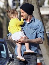 组图：小贝抱爱女逛街 小七手指镜头萌样可爱