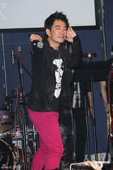 组图：任贤齐新歌演唱会不忘做慈善特设黑暗通道