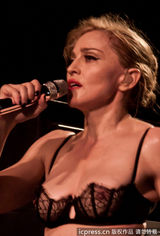 组图：麦当娜上演限制级 边跳边脱蹭猛男