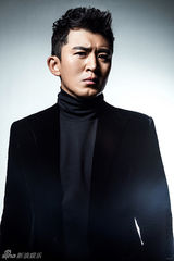 组图：郭家铭最新写真大片 卷发西装显雅痞风范