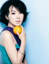 组图：闫妮登杂志封面显优雅 谈笑间展露风情