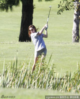 组图：斯图尔特大晒高尔夫球技 挥杆动作英气逼人