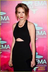 组图：女星扯裙露胸抢镜 水果姐绿裙保守