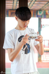 组图：于小彤北海划龙船举行成人礼