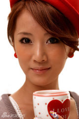 幻灯：李念拍摄时尚大片 分享冬日时尚美容秘籍