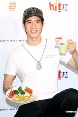 高清组图：王力宏秀厨艺煎双蛋 期望发片拍片双丰收