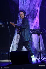 高清组图：陈奕迅香港开唱 靠唱功长裤T恤也疯狂