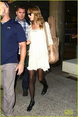 组图：泰勒白色蕾丝裙淑女风 黑丝性感秀美腿