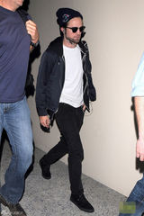 组图：罗伯特-帕丁森现身机场 黑超遮面无表情