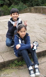 组图：景岗山全家福曝光 一双儿女似混血儿