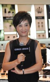 组图：李玲玉优雅代言化妆品 分享保养心得