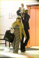 组图：杰西卡巨肚臃肿似奶牛 未婚夫抱女温馨