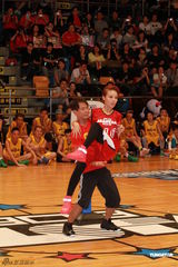 组图：群星红衣出席篮球赛 容祖儿李克勤又背又抱