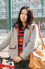 组图：毛俊杰拍杂志时装写真 休闲装束清新可人