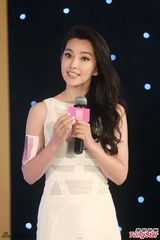 组图：李冰冰白色紧身裙亮相 秀丽卷发光彩照人