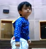 幻灯图：Lucas热舞视频曝光 人生首场秀模仿杰克逊