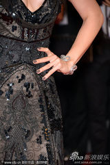 组图：刘雯走红毯骨感秀美背 邦女郎大秀丰满半球