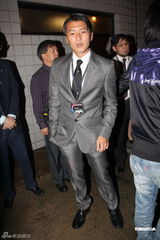 组图：谢霆锋西装笔挺出席讲座 否认与杨幂绯闻