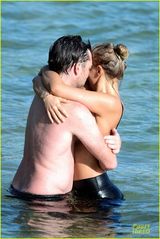 组图：阿凡达男主角与女友戏水上演激凸湿吻