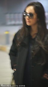 组图：杨幂秘密抵沪捞金 包裹严实难见孕相