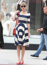 组图：泰勒-斯威夫特曝街头照 复古条纹裙引领时尚