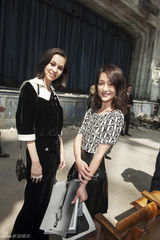 组图：周迅蕾哈娜等众星捧场卡尔秋冬大秀