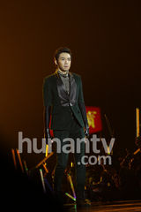 高清图：俞灏明湖南跨年夜复出献唱 表情坚毅