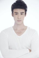 组图：冉旭夏日纯白写真阳光帅气