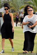 组图：蕾哈娜参加祖母葬礼 黑超现身暗自神伤