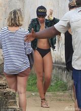 蕾哈娜半裸拍片薄纱遮两点 超短底裤秀长腿(图)