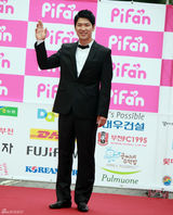 高清组图：秀爱黑礼服美艳电影节 申世京斜肩裙抢镜