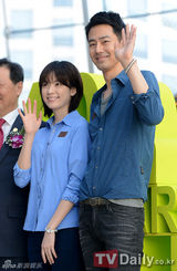 组图：赵仁成韩孝珠休闲亮相活动 比可爱剪刀手